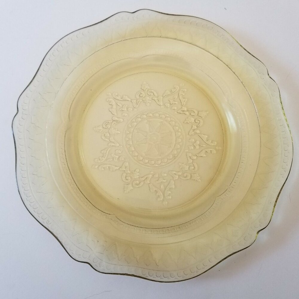 Yellow Federal Glass dinner plate. Patrician (spoke) pattern